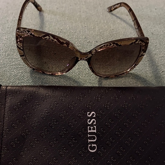 Guess Snake Pattern Tortoise Sunglasses display picture 3